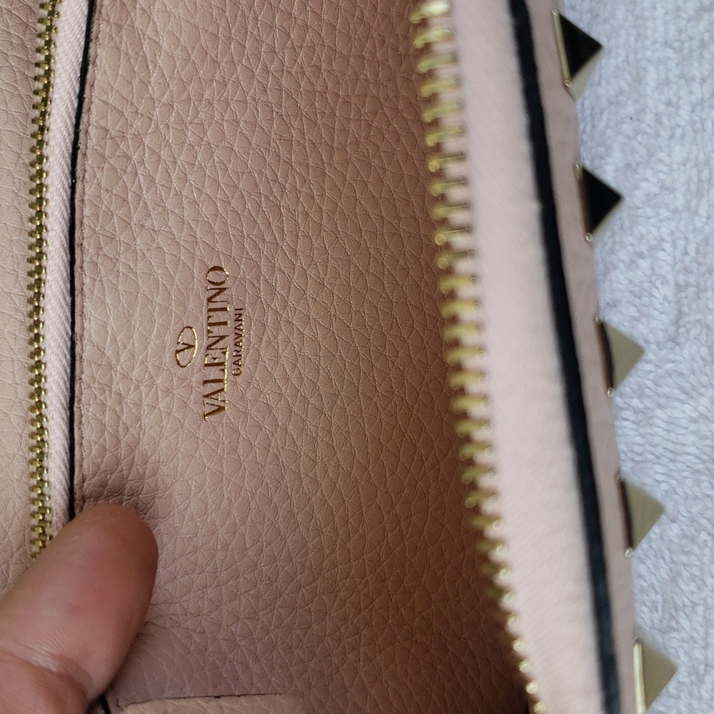 Valentino Garavani Rock stud zippy wallet 🔥 💕 - Picture 4 of 16